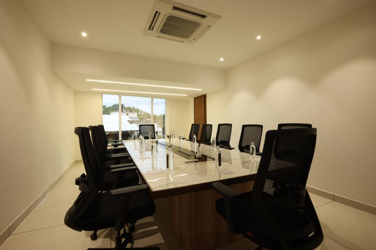 Royal Plaza Suites Mangalore Exterior foto